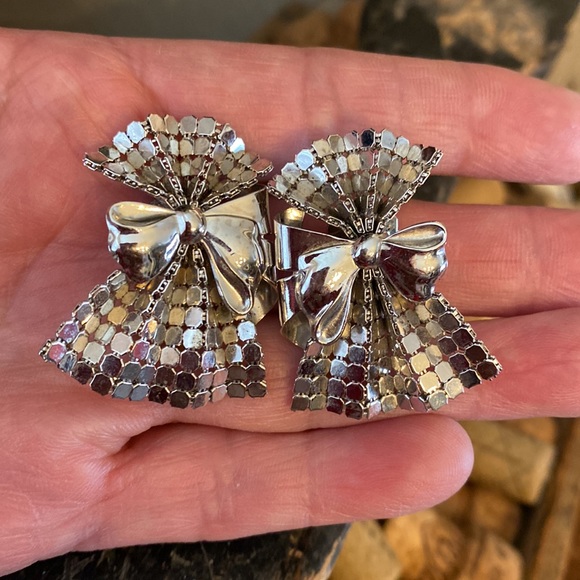 Vintage Metal mesh Flip back earrings - Picture 3 of 4